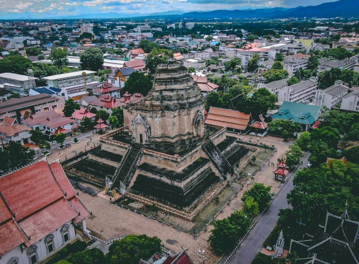 Wat Chedi Luang dans l'ancienne ville de Chiang Mai, Thaïlande