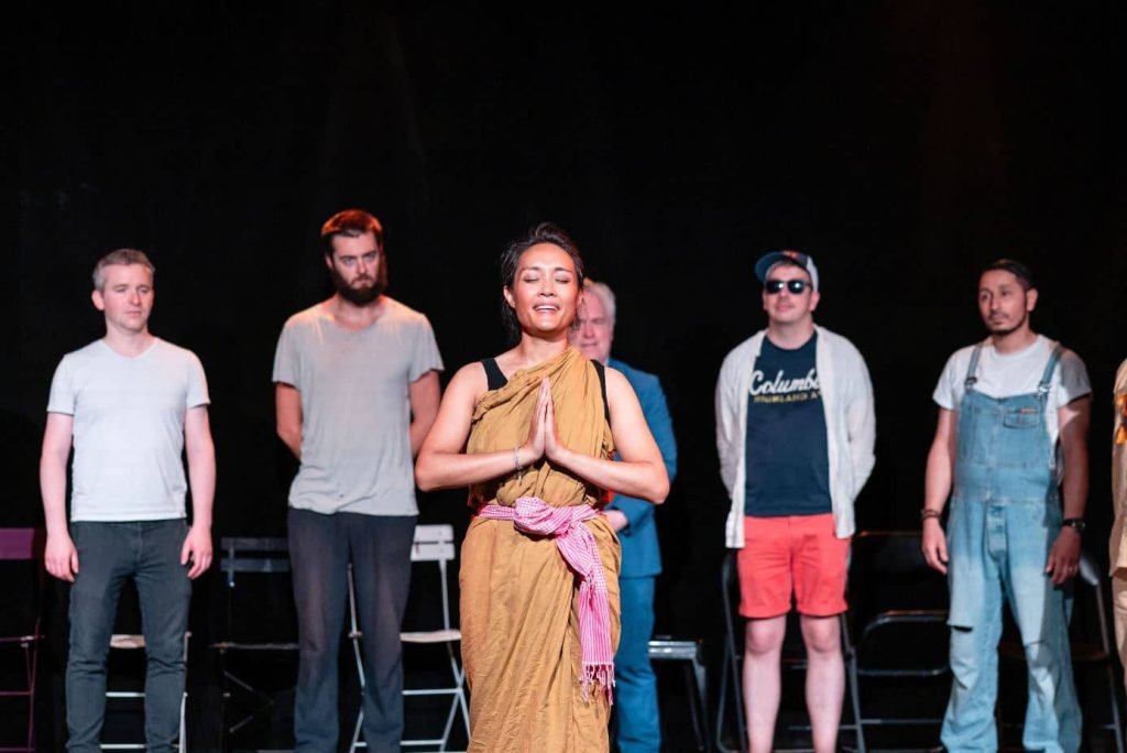 Une comédienne en tenue traditionnelle sur la scène d'un théatre.