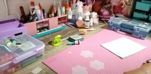 Un bureau bien organisé pour le scrapbooking avec des outils, des tampons, des encres et des formes en papier découpé.